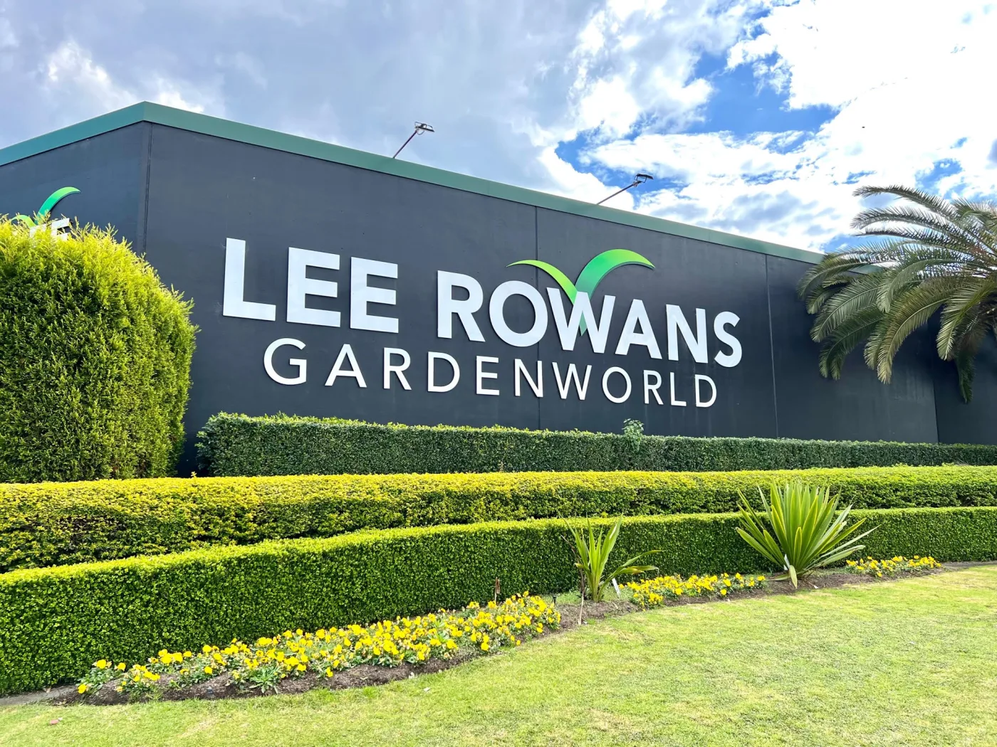 Lee Rowans Gardenworld entry sign